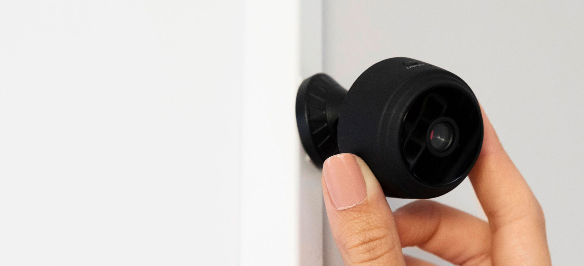 Instalación de una cámara de videovigilancia para proteger un negocio